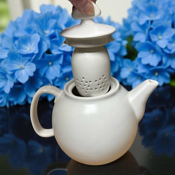 Chantal Ceramic Teapot With Infuser & Lid White Round Design 3-Piece Set - Picture 3 of 6